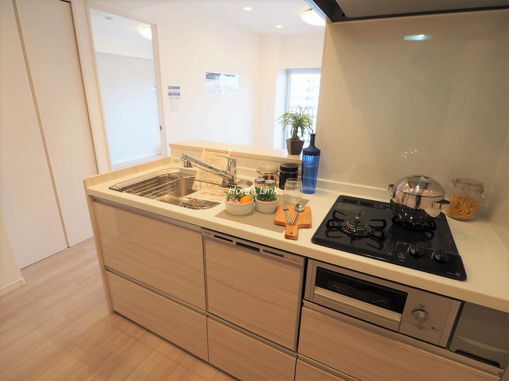 秀和蓮根レジデンス10階　システムキッチンは食器洗浄機付き